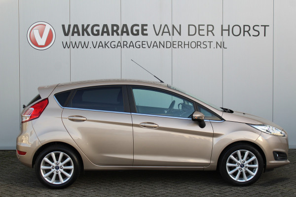 Ford Fiesta 1.0-100pk EcoBoost Titanium. Nette en erg goed onderhouden Ford Fiesta. Airco, navigatie, telefoonvoorb., LM wielen, cruise control, parkeersensoren achter etc.