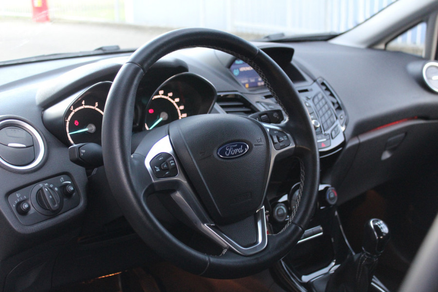 Ford Fiesta 1.0-100pk EcoBoost Titanium. Nette en erg goed onderhouden Ford Fiesta. Airco, navigatie, telefoonvoorb., LM wielen, cruise control, parkeersensoren achter etc.