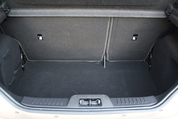 Ford Fiesta 1.0-100pk EcoBoost Titanium. Nette en erg goed onderhouden Ford Fiesta. Airco, navigatie, telefoonvoorb., LM wielen, cruise control, parkeersensoren achter etc.