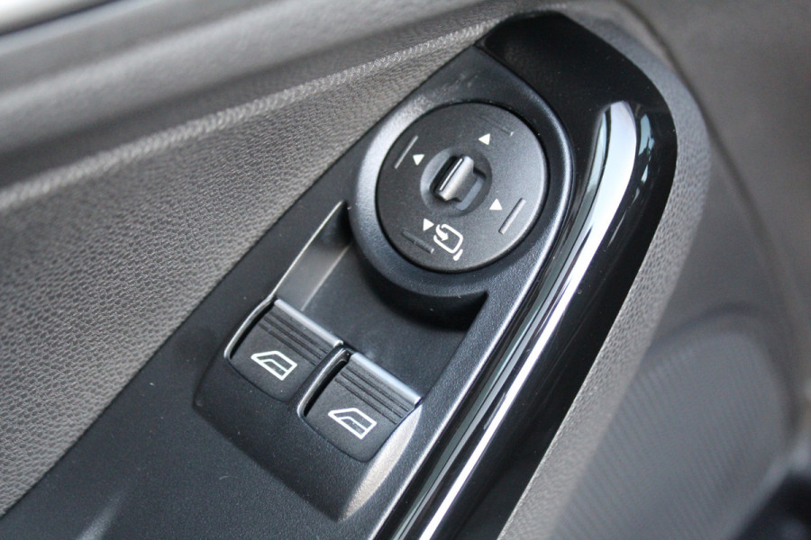 Ford Fiesta 1.0-100pk EcoBoost Titanium. Nette en erg goed onderhouden Ford Fiesta. Airco, navigatie, telefoonvoorb., LM wielen, cruise control, parkeersensoren achter etc.