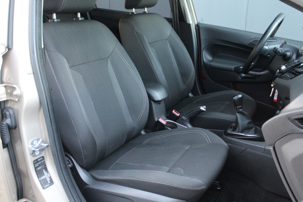 Ford Fiesta 1.0-100pk EcoBoost Titanium. Nette en erg goed onderhouden Ford Fiesta. Airco, navigatie, telefoonvoorb., LM wielen, cruise control, parkeersensoren achter etc.