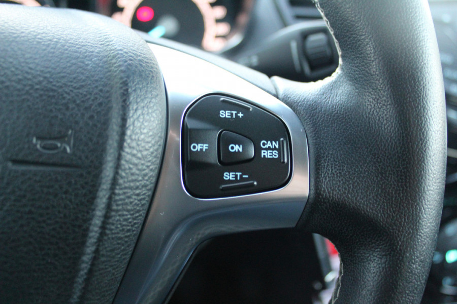 Ford Fiesta 1.0-100pk EcoBoost Titanium. Nette en erg goed onderhouden Ford Fiesta. Airco, navigatie, telefoonvoorb., LM wielen, cruise control, parkeersensoren achter etc.