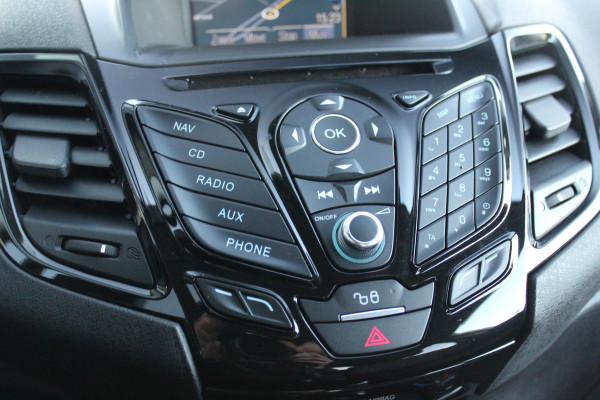 Ford Fiesta 1.0-100pk EcoBoost Titanium. Nette en erg goed onderhouden Ford Fiesta. Airco, navigatie, telefoonvoorb., LM wielen, cruise control, parkeersensoren achter etc.