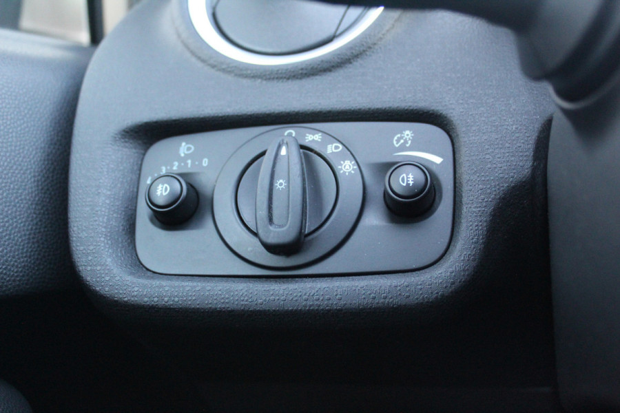 Ford Fiesta 1.0-100pk EcoBoost Titanium. Nette en erg goed onderhouden Ford Fiesta. Airco, navigatie, telefoonvoorb., LM wielen, cruise control, parkeersensoren achter etc.