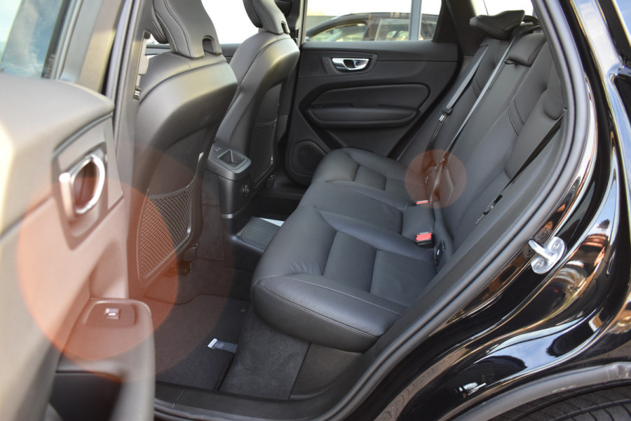 Volvo XC60 T6 AWD 350PK Plug-in Hybrid Ultra Dark | Trekhaak | Leer | H&K | ACC | Thuislader | 360 Camera | Panodak | Stuurverwarming