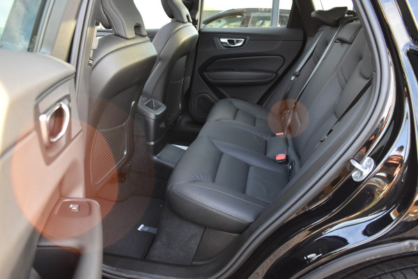 Volvo XC60 T6 AWD 350PK Plug-in Hybrid Ultra Dark | Trekhaak | Leer | H&K | ACC | Thuislader | 360 Camera | Panodak | Stuurverwarming