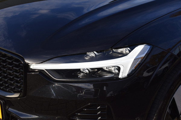 Volvo XC60 T6 AWD 350PK Plug-in Hybrid Ultra Dark | Trekhaak | Leer | H&K | ACC | Thuislader | 360 Camera | Panodak | Stuurverwarming