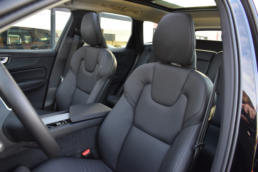Volvo XC60 T6 AWD 350PK Plug-in Hybrid Ultra Dark | Trekhaak | Leer | H&K | ACC | Thuislader | 360 Camera | Panodak | Stuurverwarming