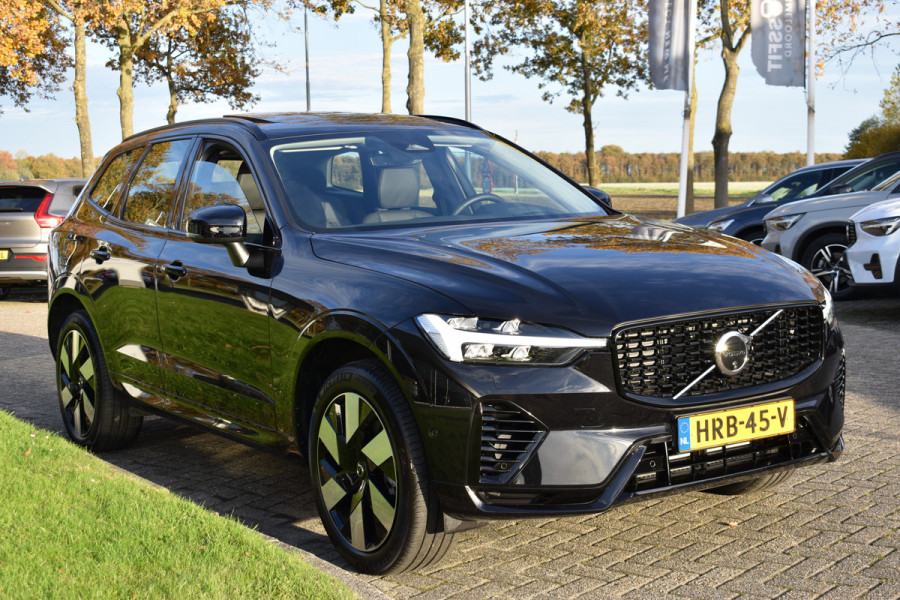 Volvo XC60 T6 AWD 350PK Plug-in Hybrid Ultra Dark | Trekhaak | Leer | H&K | ACC | Thuislader | 360 Camera | Panodak | Stuurverwarming