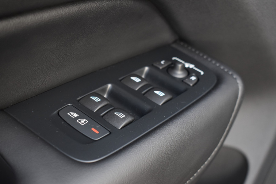 Volvo XC60 T6 AWD 350PK Plug-in Hybrid Ultra Dark | Trekhaak | Leer | H&K | ACC | Thuislader | 360 Camera | Panodak | Stuurverwarming