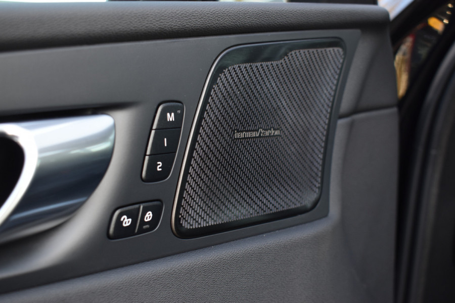 Volvo XC60 T6 AWD 350PK Plug-in Hybrid Ultra Dark | Trekhaak | Leer | H&K | ACC | Thuislader | 360 Camera | Panodak | Stuurverwarming