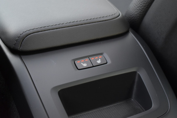 Volvo XC60 T6 AWD 350PK Plug-in Hybrid Ultra Dark | Trekhaak | Leer | H&K | ACC | Thuislader | 360 Camera | Panodak | Stuurverwarming