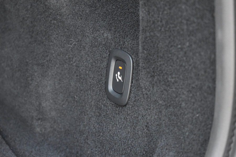 Volvo XC60 T6 AWD 350PK Plug-in Hybrid Ultra Dark | Trekhaak | Leer | H&K | ACC | Thuislader | 360 Camera | Panodak | Stuurverwarming