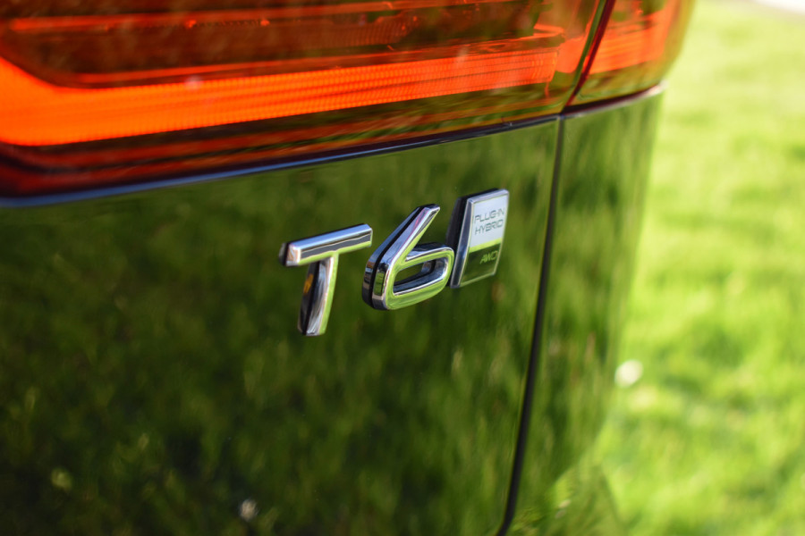 Volvo XC60 T6 AWD 350PK Plug-in Hybrid Ultra Dark | Trekhaak | Leer | H&K | ACC | Thuislader | 360 Camera | Panodak | Stuurverwarming