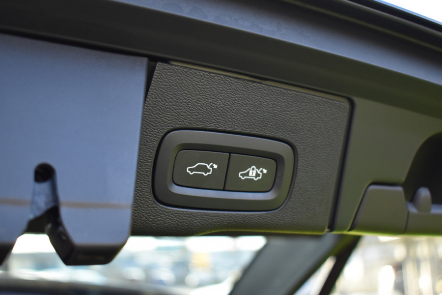 Volvo XC60 T6 AWD 350PK Plug-in Hybrid Ultra Dark | Trekhaak | Leer | H&K | ACC | Thuislader | 360 Camera | Panodak | Stuurverwarming