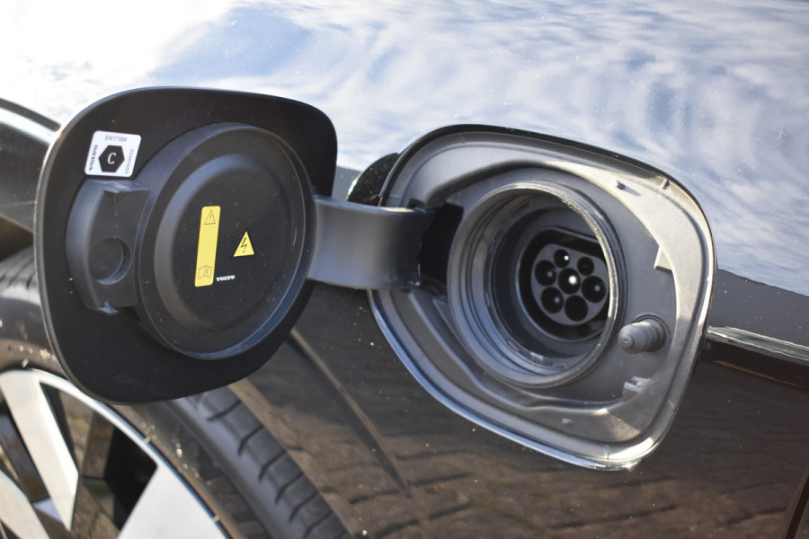 Volvo XC60 T6 AWD 350PK Plug-in Hybrid Ultra Dark | Trekhaak | Leer | H&K | ACC | Thuislader | 360 Camera | Panodak | Stuurverwarming