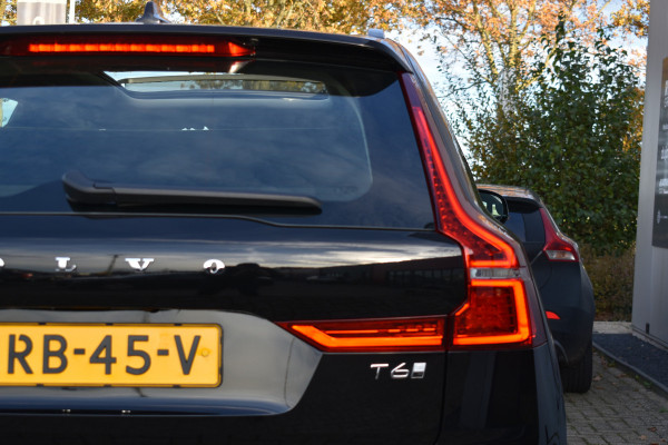 Volvo XC60 T6 AWD 350PK Plug-in Hybrid Ultra Dark | Trekhaak | Leer | H&K | ACC | Thuislader | 360 Camera | Panodak | Stuurverwarming
