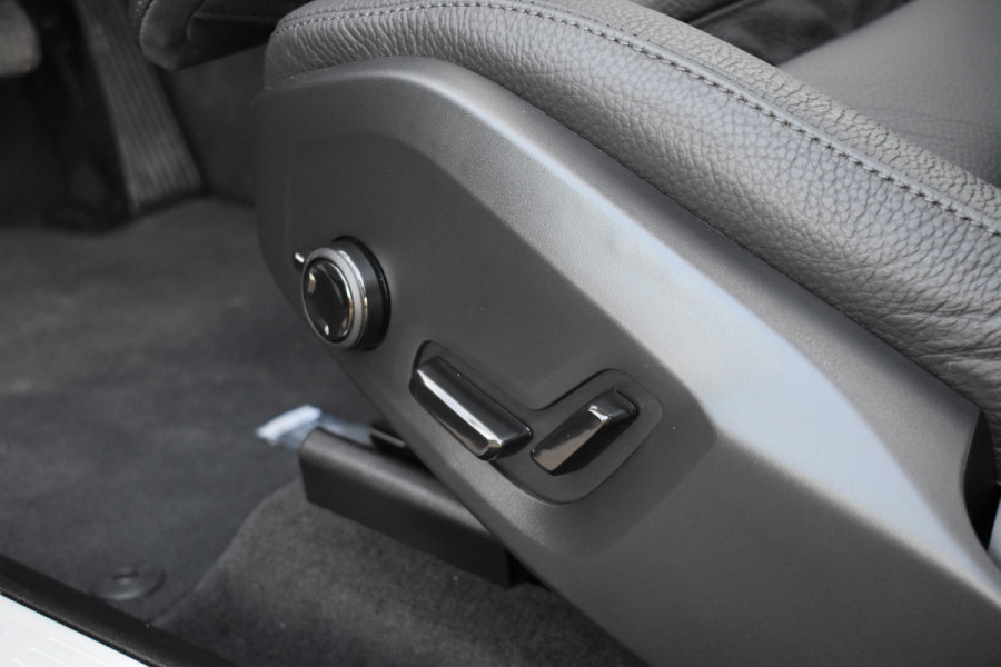 Volvo XC60 T6 AWD 350PK Plug-in Hybrid Ultra Dark | Trekhaak | Leer | H&K | ACC | Thuislader | 360 Camera | Panodak | Stuurverwarming