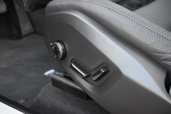Volvo XC60 T6 AWD 350PK Plug-in Hybrid Ultra Dark | Trekhaak | Leer | H&K | ACC | Thuislader | 360 Camera | Panodak | Stuurverwarming