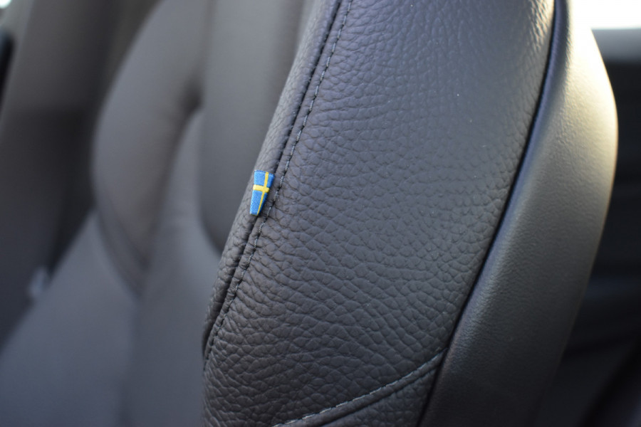 Volvo XC60 T6 AWD 350PK Plug-in Hybrid Ultra Dark | Trekhaak | Leer | H&K | ACC | Thuislader | 360 Camera | Panodak | Stuurverwarming