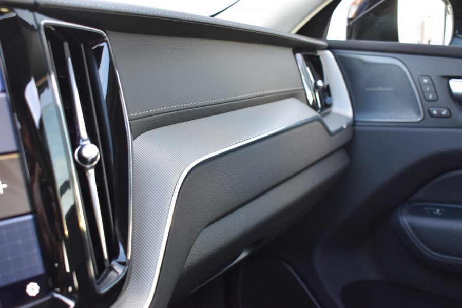 Volvo XC60 T6 AWD 350PK Plug-in Hybrid Ultra Dark | Trekhaak | Leer | H&K | ACC | Thuislader | 360 Camera | Panodak | Stuurverwarming