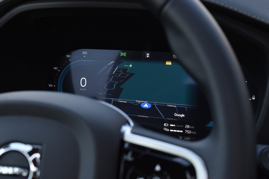 Volvo XC60 T6 AWD 350PK Plug-in Hybrid Ultra Dark | Trekhaak | Leer | H&K | ACC | Thuislader | 360 Camera | Panodak | Stuurverwarming