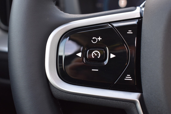 Volvo XC60 T6 AWD 350PK Plug-in Hybrid Ultra Dark | Trekhaak | Leer | H&K | ACC | Thuislader | 360 Camera | Panodak | Stuurverwarming