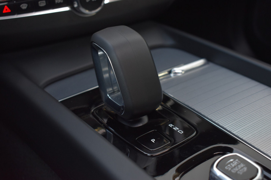 Volvo XC60 T6 AWD 350PK Plug-in Hybrid Ultra Dark | Trekhaak | Leer | H&K | ACC | Thuislader | 360 Camera | Panodak | Stuurverwarming