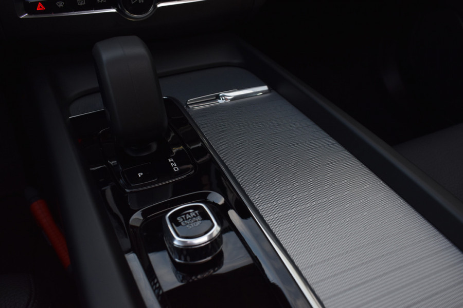 Volvo XC60 T6 AWD 350PK Plug-in Hybrid Ultra Dark | Trekhaak | Leer | H&K | ACC | Thuislader | 360 Camera | Panodak | Stuurverwarming