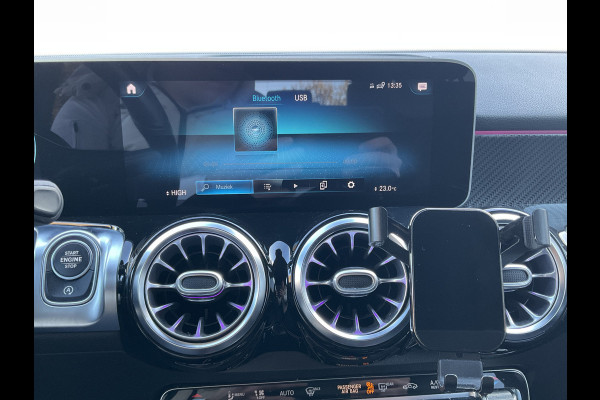 Mercedes-Benz Glb 7-Pers 200 Business Solution AMG 7p. Pano Memoryseats Trekhaak 7-Persoons