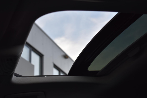 Volkswagen Golf 1.5 TSI R-Line Pano Sfeer Lane Elekstoel. Massage