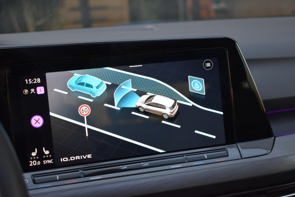 Volkswagen Golf 1.5 TSI R-Line Pano Sfeer Lane Elekstoel. Massage