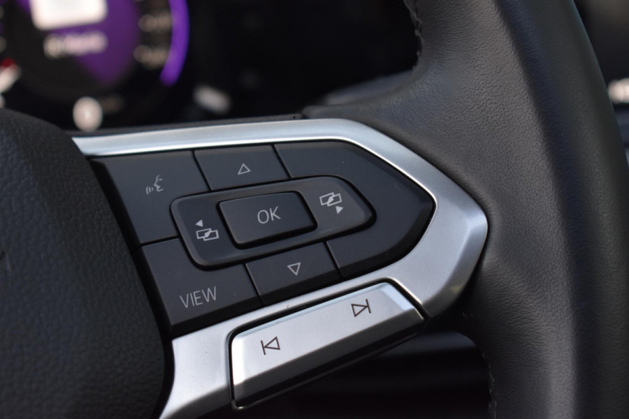 Volkswagen Golf 1.5 TSI R-Line Pano Sfeer Lane Elekstoel. Massage