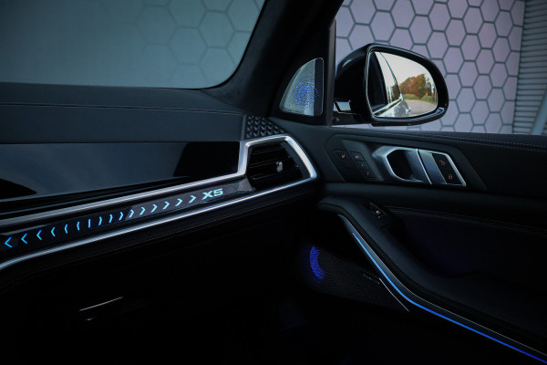 BMW X5 XDrive 50e | SKYLOUNGE | M SPORTSTOELEN | MASSAGE | STOELVERKOELING & VERWARMING | BOWERS & WILKINS | SFEERVERLICHTING | 360 CAM