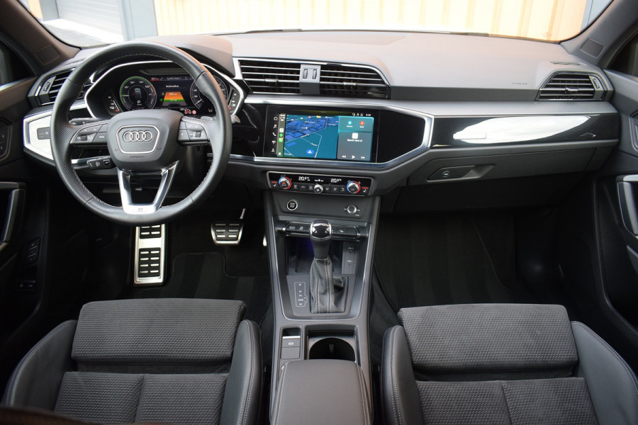 Audi Q3 Sportback 45 TFSI e S-line | Suzuka Grijs | Pano | Trekhaak | Keyless