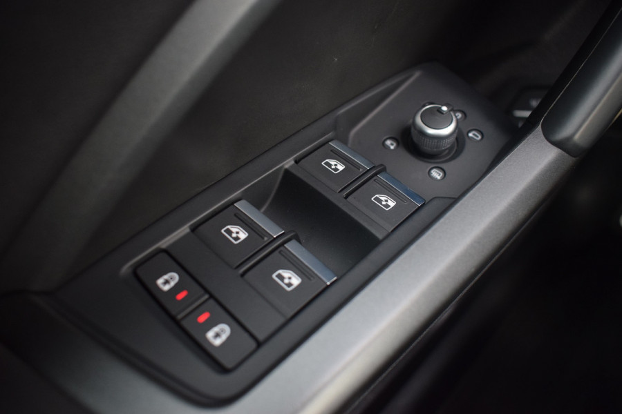 Audi Q3 Sportback 45 TFSI e S-line | Suzuka Grijs | Pano | Trekhaak | Keyless