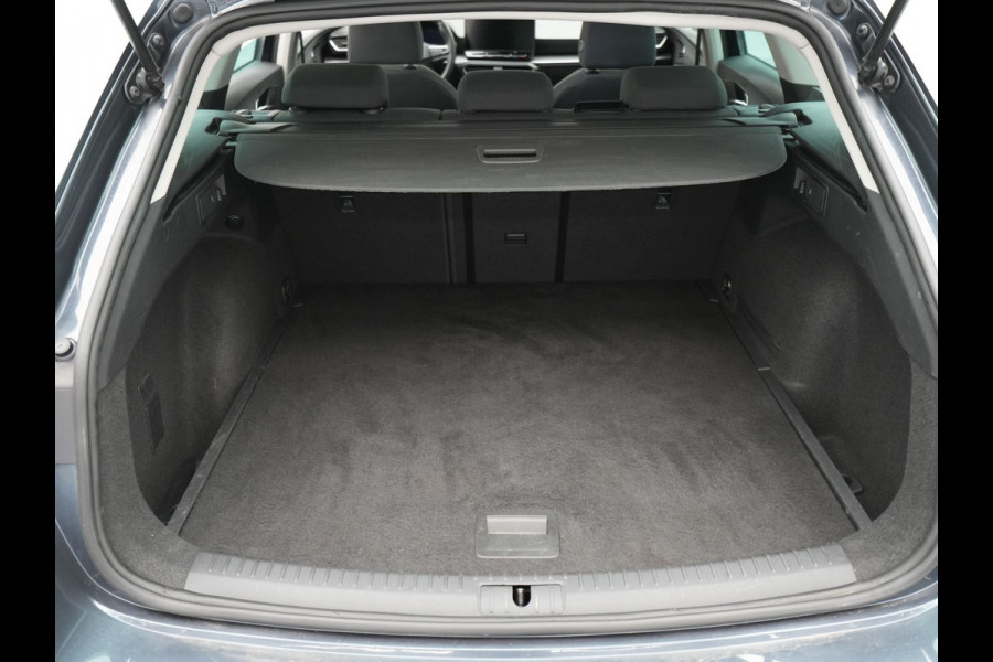 Seat Leon Sportstourer 1.5 TSI 130pk Style Navigatie Camera 17"velgen Keyless Parkassist 21