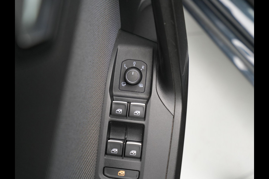 Seat Leon Sportstourer 1.5 TSI 130pk Style Navigatie Camera 17"velgen Keyless Parkassist 21