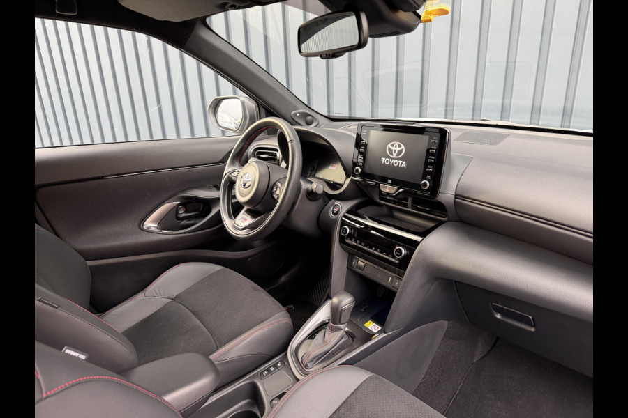 Toyota Yaris Cross 1.5 Hybrid GR Sport | 360 camera | JBL | Elektrische achterklep | Head-up | Rijklaar!!