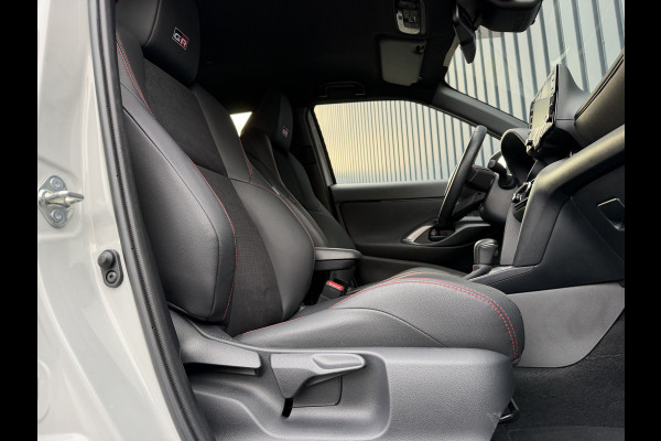 Toyota Yaris Cross 1.5 Hybrid GR Sport | 360 camera | JBL | Elektrische achterklep | Head-up | Rijklaar!!