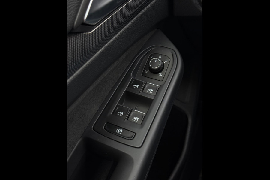 Volkswagen Golf 8.5 2.0 TDI 3x R-Line Panorama IQ CarPlay HK