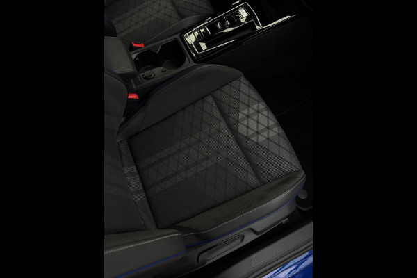 Volkswagen Golf 8.5 2.0 TDI 3x R-Line Panorama IQ CarPlay HK