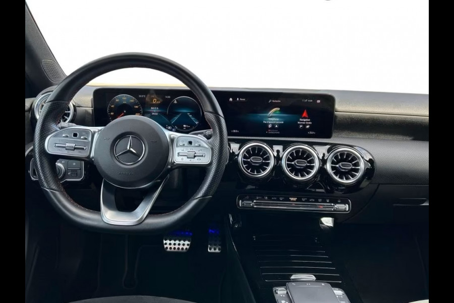Mercedes-Benz A-Klasse 250e AMG Line ** HP-LED, NAVI+, PANORAMA, DISTR, HuD, KEYLESS, 19-inch LMV ** 1e EIG - UNFALLFREI ** ** INFORMEER OOK NAAR ONZE AANTREKKELIJKE FINANCIAL-LEASE TARIEVEN **