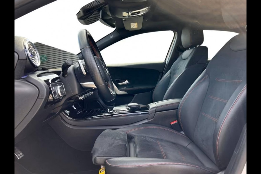 Mercedes-Benz A-Klasse 250e AMG Line ** HP-LED, NAVI+, PANORAMA, DISTR, HuD, KEYLESS, 19-inch LMV ** 1e EIG - UNFALLFREI ** ** INFORMEER OOK NAAR ONZE AANTREKKELIJKE FINANCIAL-LEASE TARIEVEN **