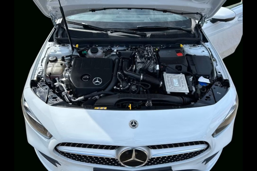 Mercedes-Benz A-Klasse 250e AMG Line ** HP-LED, NAVI+, PANORAMA, DISTR, HuD, KEYLESS, 19-inch LMV ** 1e EIG - UNFALLFREI ** ** INFORMEER OOK NAAR ONZE AANTREKKELIJKE FINANCIAL-LEASE TARIEVEN **