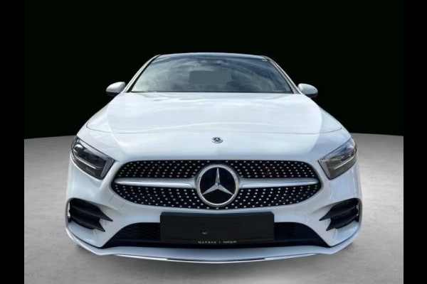 Mercedes-Benz A-Klasse 250e AMG Line ** HP-LED, NAVI+, PANORAMA, DISTR, HuD, KEYLESS, 19-inch LMV ** 1e EIG - UNFALLFREI ** ** INFORMEER OOK NAAR ONZE AANTREKKELIJKE FINANCIAL-LEASE TARIEVEN **
