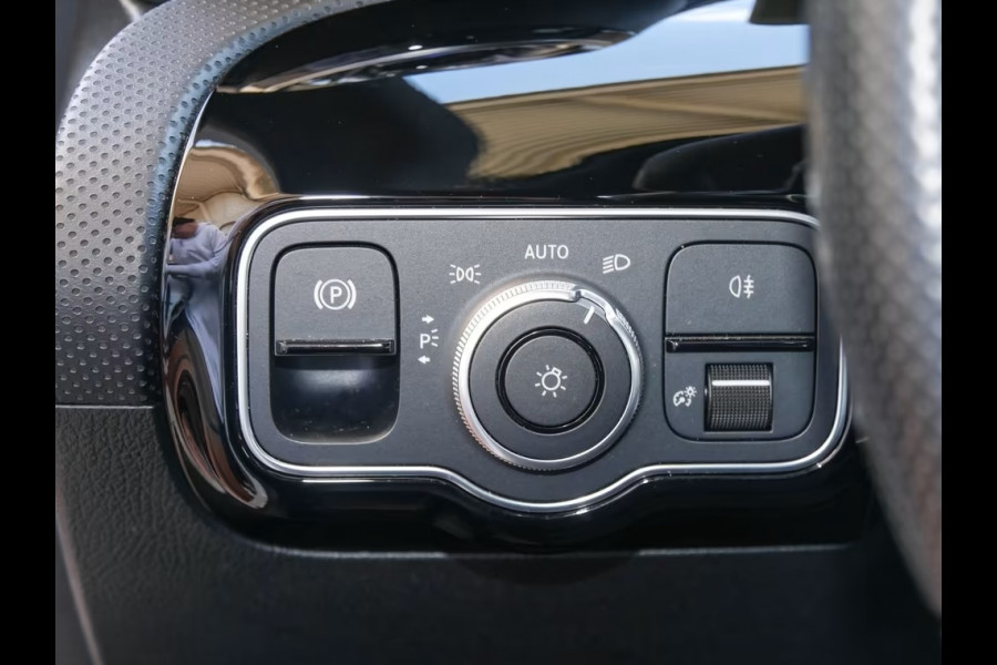 Mercedes-Benz A-Klasse 250e AMG Line ** HP-LED, NAVI+, PANORAMA, DISTR, HuD, KEYLESS, 19-inch LMV ** 1e EIG - UNFALLFREI ** ** INFORMEER OOK NAAR ONZE AANTREKKELIJKE FINANCIAL-LEASE TARIEVEN **