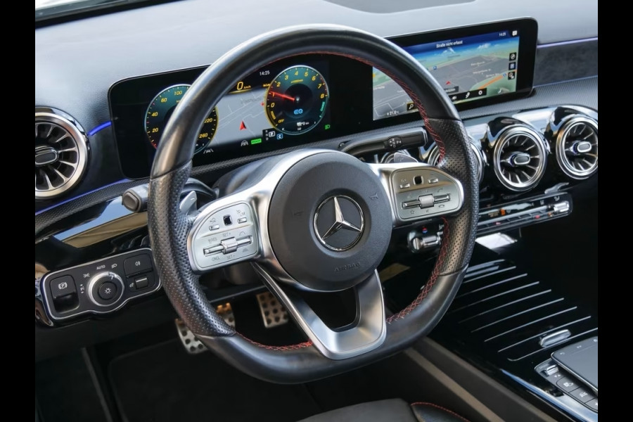 Mercedes-Benz A-Klasse 250e AMG Line ** HP-LED, NAVI+, PANORAMA, DISTR, HuD, KEYLESS, 19-inch LMV ** 1e EIG - UNFALLFREI ** ** INFORMEER OOK NAAR ONZE AANTREKKELIJKE FINANCIAL-LEASE TARIEVEN **