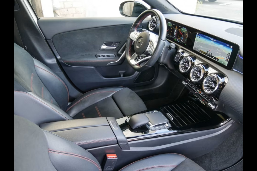 Mercedes-Benz A-Klasse 250e AMG Line ** HP-LED, NAVI+, PANORAMA, DISTR, HuD, KEYLESS, 19-inch LMV ** 1e EIG - UNFALLFREI ** ** INFORMEER OOK NAAR ONZE AANTREKKELIJKE FINANCIAL-LEASE TARIEVEN **