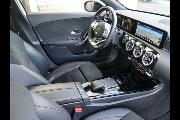 Mercedes-Benz A-Klasse 250e AMG Line ** HP-LED, NAVI+, PANORAMA, DISTR, HuD, KEYLESS, 19-inch LMV ** 1e EIG - UNFALLFREI ** ** INFORMEER OOK NAAR ONZE AANTREKKELIJKE FINANCIAL-LEASE TARIEVEN **